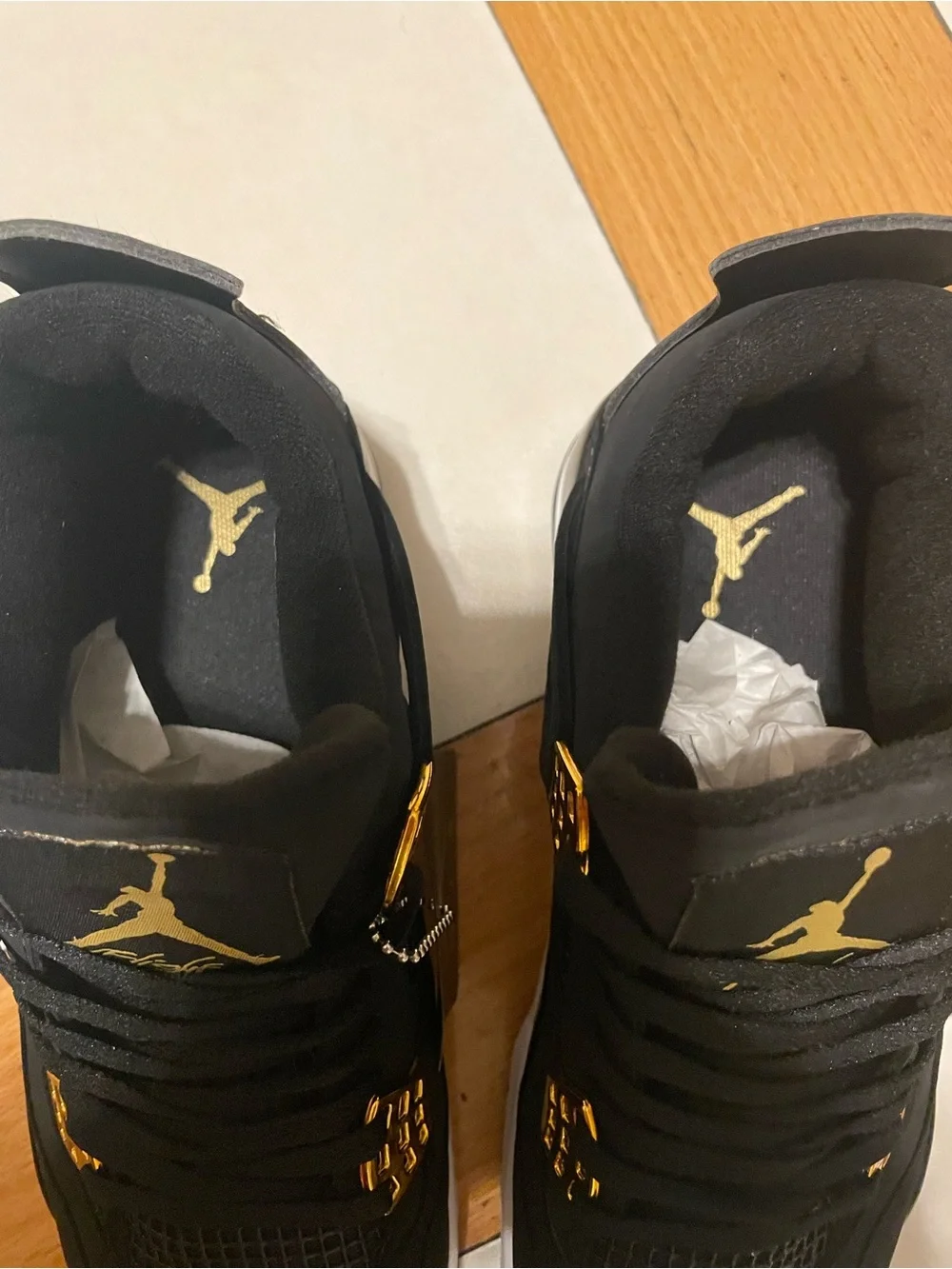 Jordan4 royalty Men’s Retro Sneakers (no box) was damaged